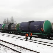 Un treno trasporta cisterne petrolifere su una ferrovia alla periferia di Mosca / ANSA