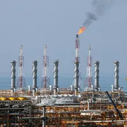Lo scontro si alza di livello: attacchi incrociati agli impianti di gas