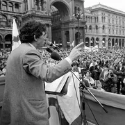 Bossi, il leader dal carisma basato sul corpo che ha rivoluzionato la politica italiana