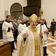 «Vi porto nel cuore e nella preghiera»: dopo vent’anni Sorrentino saluta la diocesi di Assisi