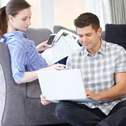 Lo smart working fa nascere più figli dei bonus. Perché impedirlo?