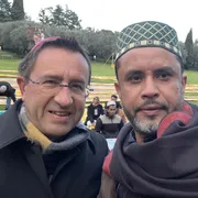 Il vescovo di Arezzo contestato sui social per essere andato alla festa di fine Ramadan