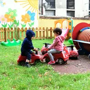 Bambini giocano in un giardino di un asilo nido