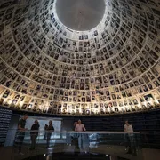 Il presidente dello Yad Vashem: «L'antisemitismo è una sfida decisiva»