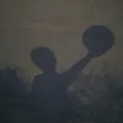 Un bambino con un pallone