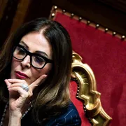 Santanché si dimette e attacca: «Amarezza, ma obbedisco. Il mio certificato penale è immacolato»