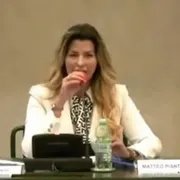 La giornalista Claudia Conte fotografata durante un evento pubblico accanto al ministro dell'Interno Matteo Piantedosi