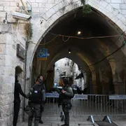 Gerusalemme: un posto di blocco israeliano allestito nella Città Vecchia, lungo una delle vie che conduce al Muro Occidentale / ANSA