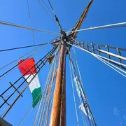 Il tricolore sventola a Sète, su un galeone