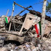 Le bandiere dell'Iran sventolano sulle macerie