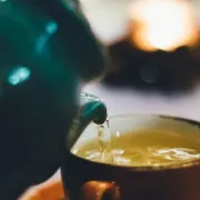 Il vapore del tè alla menta: l’arte di restare e ascoltare