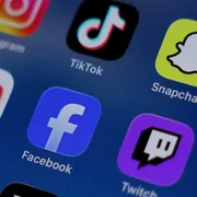 Dal 2027 anche in Grecia vietati i social ai minori di 15 anni