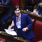 Schlein e Conte accettano la sfida: noi pronti a governare. Ma la premier li innervosisce sulla leadership
