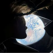 L'astronauta di Artemis II Christina Koch guarda la Terra dalla navicella Orion