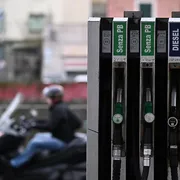 Il mondo al contrario: ora gli svizzeri vengono in Italia per il pieno al distributore