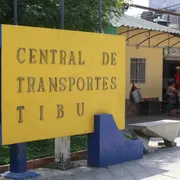Un cartello giallo indica la stazione dei bus di Tibú, in Colombia