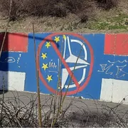 Un murale a Belgrado contro l’Unione Europea e la Nato