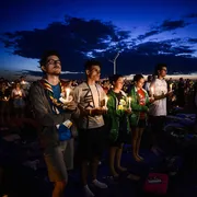 Giovani in preghiera a Cracovia, in occasione della veglia con il Papa per la Giornata mondiale della gioventù, da sempre occasione di scoperta della propria vocazione per molti ragazzi