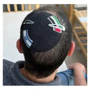 Una kippà con due bandiere: israeliana e palestinese