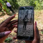 Una foto del kenyano Charles Waithaka Wangari in uniforme russo: uno dei molti giovani africani morti nel conflitto in Ucraina / ANSA