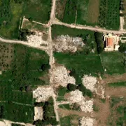 Un'immagine satellitare mostra varie chiazze bianche dove prima c'erano case e infrastrutture