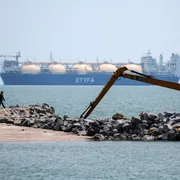 Una nave che trasporta gas liquefatto attraversa lo Stretto di Malacca