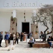 L’ingresso del Padiglione Centrale nel nuovo allestimento della curatrice artistica Koyo Kouoh, alla Biennale Arte 61, Venezia / ANSA