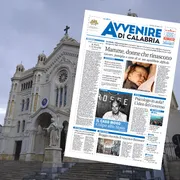 Domani torna in edicola Avvenire di Calabria: la maternità, il caso Moro, la sfida elettorale per Reggio e il primo anno di Leone XIV