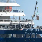 Gli ultimi sbarchi dalla nave Hondius dove si sono verificati casi di contagio / ANSA