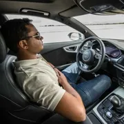 Un'auto a guida autonoma