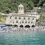 L'abbazia benedettina dell'anno Mille di san Fruttuoso (ora bene del FAI) con la spiaggetta antistante / Riccardi