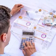 Bollette e assicurazioni: quanto costa l’indecisione agli italiani (immagine di repertorio)