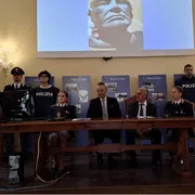 Odio razziale e apologia di fascismo: cosa sappiamo dei 13 minorenni denunciati a Siena