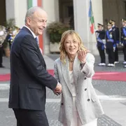 Nuova proroga delle accise, ma la riduzione sul gasolio si dimezza: il pacchetto del governo