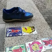 Una scarpa da ragazzo e le figurine del Fantacalcio