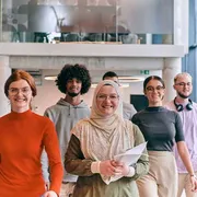 Se ai giovani il futuro fa paura è perché i grandi sono piegati sul presente