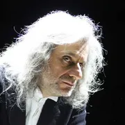 Bergonzoni insegna: più che i politici dobbiamo ascoltare "l'Altrista"