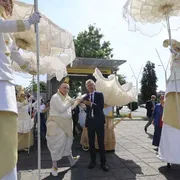 Il sindaco di Napoli Gaetano Manfredi all'inaugurazione dei nuovi chioschi di piazza Garibaldi, accolto dalla performance degli artisti del progetto Bella Piazza