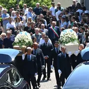 L'ultimo saluto di Genova a Monica e Giorgia: «La morte non ha l'ultima parola»