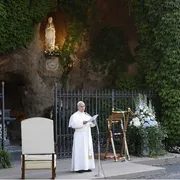 Il Papa davanti alla grotta della Madonna di Lourdes nei giardini vaticani per il Rosario per la pace / ANSA