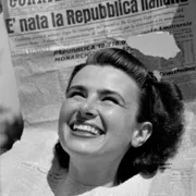 "Donna Repubblica", lo scatto di Federico Patellani nella mostra al Museo Nazionale di Fotografia di Cinisello Balsamo (Mi). Anna Iberti è il volto dell'Italia che riparte © Archivio Federico Patellani, courtesy Regione Lombardia / Museo Nazionale di Foto