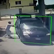 Un frame del video girato dall'impianto di videosorveglianza del distributore mostra due persone che bloccano le portiere dall'esterno facendo forza con le braccia, mentre dal portellone posteriore viene presumibilmente lanciato liquido infiammabile