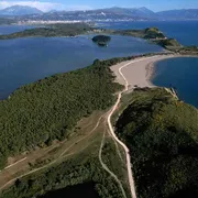 Una ripresa aerea della baia di Zvernec nell'area protetta di Vjosa-Narte, dove è prevista la costruzione di un resort di lusso da parte di una società legata al genero di Donald Trump, Jared Kushner, vicino a Valona, in ​​Albania
