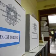 Un’urna per le elezioni comunali / Ansa