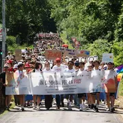 I quattromila ragazzi che hanno dato vita ieri mattina alla marcia per la pace lungo la strada da Arezzo a Rondine / Foto Lorenzo Pagliai