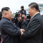 Il presidente cinese Xi Jinping (a destra) mentre parla con il leader nordcoreano Kim Jong-un alla sua partenza dall'aeroporto di Pyongyang durante l'ultima visita nel 2019