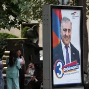 Un poster elettorale in una strada