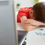 La marcia della scuola contro il bullismo: «Nessuno cresce da solo»