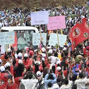 Leone XIV tra i fedeli a Bamenda in Camerun / Siciliani