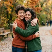 Tutto perfetto e tutto finto: una foto di una madre e di un figlio creata dall'Intelligenza artificiale